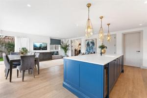 ウォーザン・アビーにあるLuxury 5Bed Gated Home in High Beechのキッチン、リビングルーム(青い島付)