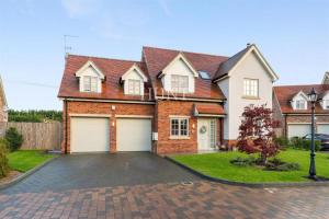ウォーザン・アビーにあるLuxury 5Bed Gated Home in High Beechの白いガレージドア付きの大きなレンガ造りの家 +15枚の写真