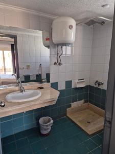 une salle de bain avec un lavabo et des toilettes dans l'établissement Elixir Resort Hurghada 30, à Hurghada 23 autres photos