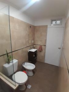 een badkamer met toilet en wastafel bij Cabaña LuMa in San Rafael