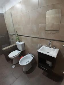 een badkamer met toilet en wastafel bij Cabaña LuMa in San Rafael
