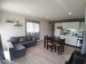 een woonkamer met een bank en een tafel bij Cabaña LuMa in San Rafael +8 foto's