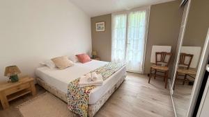 Ένα ή περισσότερα κρεβάτια σε δωμάτιο στο Maison de vacances proche plage