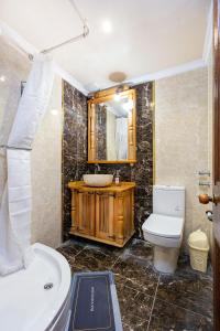 KonakにあるBig House for Groups Near Elevatorのトイレ、洗面台、浴槽を備えたバスルーム +10枚の写真