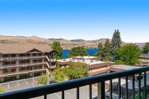 ein Blick vom Balkon eines Hotels mit einem See in der Unterkunft Chelan Resort Suites - Concord Bliss #305 in Lakeside