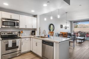 eine Küche mit Küchengeräten aus Edelstahl und ein Esszimmer in der Unterkunft Chelan Resort Suites - Concord Bliss #305 in Lakeside