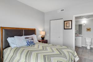 ein Schlafzimmer mit großem Bett und ein Badezimmer in der Unterkunft Chelan Resort Suites - Concord Bliss #305 in Lakeside + 30 Fotos