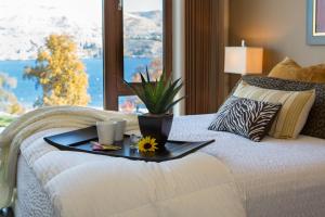 Postel nebo postele na pokoji v ubytování Chelan Resort Suites - #409 Suite Views 409 + 32 fotografií