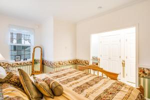 Postel nebo postele na pokoji v ubytování The Chattanooga at Judith Ann Inn