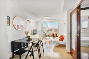 una sala da pranzo con tavolo e sedie neri di Vista al Mar 10 Gandía a Playa de Gandia