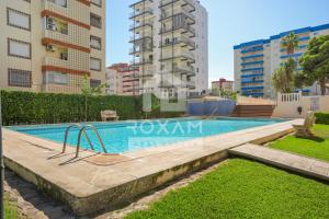 una piscina al centro di un edificio di Vista al Mar 10 Gandía a Playa de Gandia