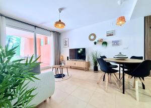 un salon avec une table et des plantes dans l'établissement Casa Calma - Mar Menor Golf Resort, à Torre-Pacheco