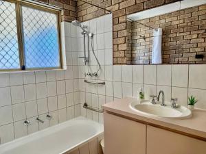 a bathroom with a sink and a bath tub at Tweebine Villas in Utakarra +14 photos