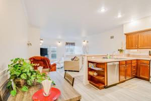 eine offene Küche und ein Wohnzimmer mit einem Tisch in der Unterkunft The Charleston at the Judith Ann Inn in Oyhut