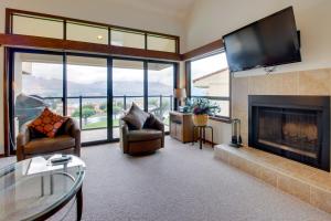 ein Wohnzimmer mit einem Kamin und einem Flachbild-TV in der Unterkunft Lake Chelan Shores - Serenity by the Lake #15-9 in Lakeside