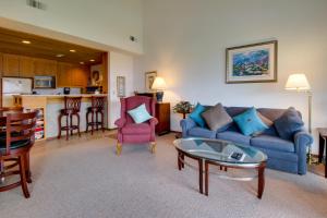 ein Wohnzimmer mit Sofa und Tisch in der Unterkunft Lake Chelan Shores - Serenity by the Lake #15-9 in Lakeside