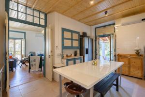 een keuken met een tafel en een eetkamer bij Casa Turquesa Pet-Friendly, Riverfront Home in Constância