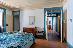 een slaapkamer met een bed en een ladekast bij Casa Turquesa Pet-Friendly, Riverfront Home in Constância