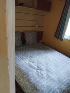 Boofzheimにあるchez regis et jenniferの青い掛け布団が敷かれたベッドのある寝室