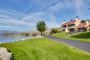 ein Haus am Ufer eines Sees in der Unterkunft Lake Chelan Shores - Serenity by the Lake #15-9 in Lakeside
