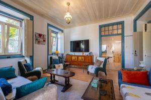 een woonkamer met een bank en een tafel bij Casa Turquesa Pet-Friendly, Riverfront Home in Constância