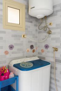 een kinderbadkamer met toilet in een kamer bij feel lik your home in Saint. Catherine