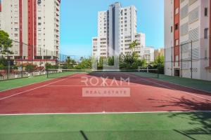 un campo da tennis in una città con edifici alti di Vista al Mar 10 Gandía a Playa de Gandia 1 altra foto