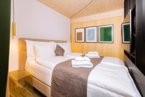 Postel nebo postele na pokoji v ubytování VISIMO Apartments Zurich Airport
