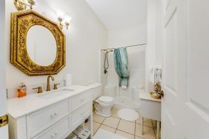 Koupelna v ubytování The Charlotte at Judith Ann Inn + 20 fotografií