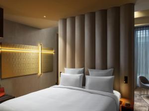 Ένα ή περισσότερα κρεβάτια σε δωμάτιο στο The Emporium Hotel Plovdiv - MGallery Collection