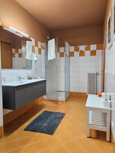 un baño con lavabo y ducha en Residence Campana, en Bardolino