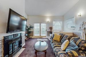 TV a/nebo společenská místnost v ubytování The Richmond at Judith Ann Inn