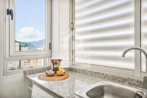 un bancone della cucina con lavandino e finestra di Vista al Mar 10 Gandía a Playa de Gandia