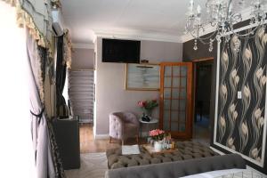 Posezení v ubytování Jinaguesthouse and design