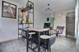 eine Küche mit Tisch und Stühlen in einem Zimmer in der Unterkunft Appartement T2 indépendant au coeur de la ville in Bourges