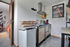 eine Küche mit Spüle und Geschirrspüler in der Unterkunft Appartement T2 indépendant au coeur de la ville in Bourges