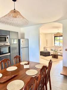 a kitchen and dining room with a table and chairs at Villa Solaya - Sud Sauvage in Saint-Joseph