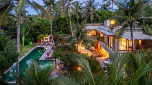 una vista aérea de una casa con piscina en Casa'Lex, magnífica casa perto do mar, en Icaraí