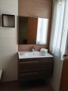 un baño con lavabo y espejo en House atarfe ii motril, en Atarfe