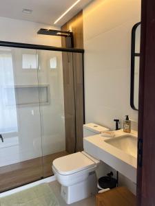 a bathroom with a toilet and a sink and a shower at Casa Edícula Sebollas - Paraíba do Sul in Paraíba do Sul