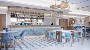 een weergave van een restaurant met tafels en stoelen bij Hotel Indigo Torquay, By IHG in Torquay