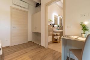 a bathroom with a desk and a sink in a room at La Montagnola in Castelfranco Veneto