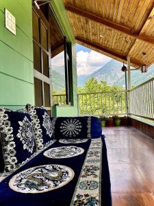 a living room with a couch on a balcony at Cloud Culture Villa in Baragrān