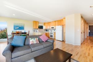 ein Wohnzimmer mit Couch und Küche in der Unterkunft Lake Chelan Shores - Sunny by the Lake 18-4 in Lakeside