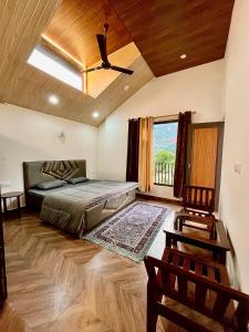 a bedroom with a bed and a ceiling fan at Cloud Culture Villa in Baragrān