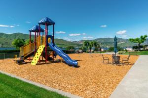 einen Spielplatz mit Rutsche und Schaukeln in der Unterkunft Lake Chelan Shores - Sunny by the Lake 18-4 in Lakeside