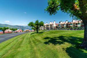 eine Rasenfläche vor einem großen Gebäude in der Unterkunft Lake Chelan Shores - Sunny by the Lake 18-4 in Lakeside