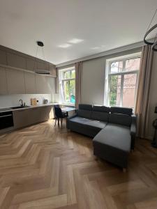 a living room with a couch and a table at Mieszkanie Apartament stylowy zadbany parking parter in Słupsk