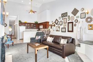 een woonkamer met een bank en een tafel bij The Marietta at Judith Ann Inn in Oyhut