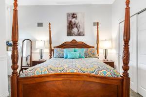 een slaapkamer met een houten bed met blauwe kussens bij The Marietta at Judith Ann Inn in Oyhut